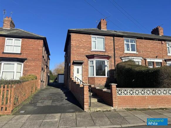 2 bed property, in Grange Avenue Grangefield, £110,000