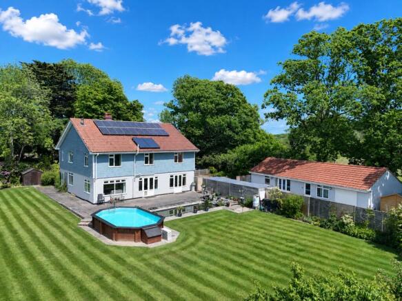 5 bed property, in Silver Street, £995,000