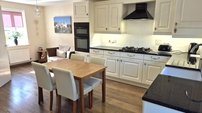3 bed property, in Pavilions Close, £350,000