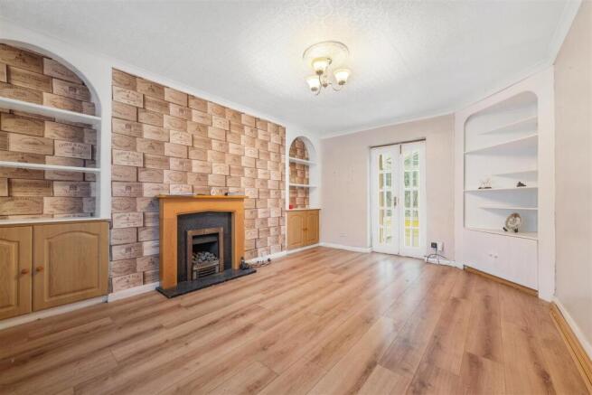 3 bed property, in Oak Grove Road, £465,000