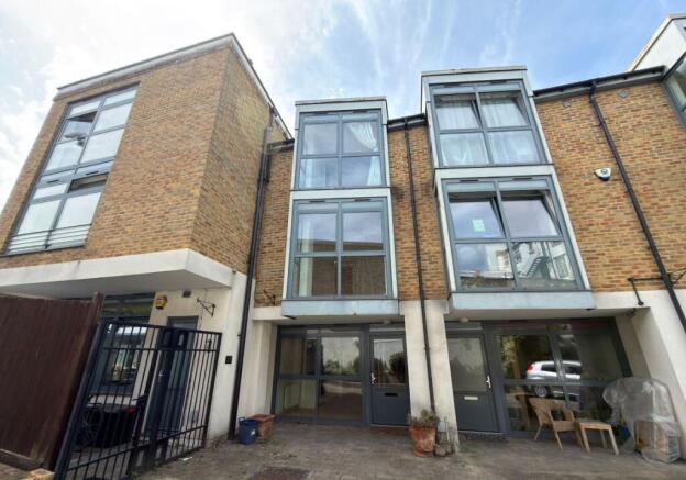 3 bed property, in 12 Isabella Mews, £470,000