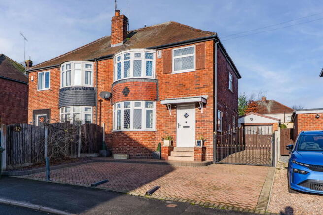 3 bed property, in Barrie Grove, £220,000