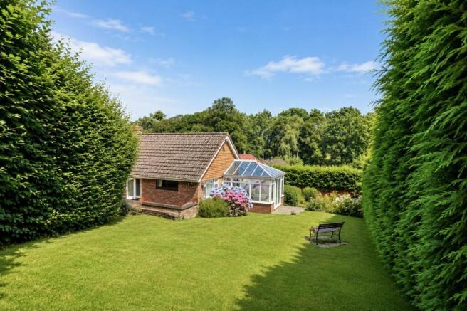 2 bed property, in Edgecombe Grove, £200,000