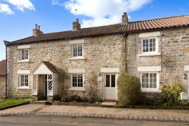 2 bed property, in Main Street, £350,000