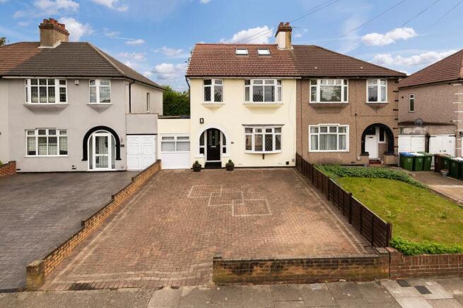 4 bed property, in Hythe Avenue, £600,000