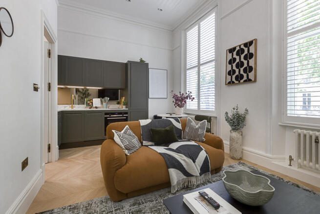 1 bed property, in Holland Park Gardens, £700,000