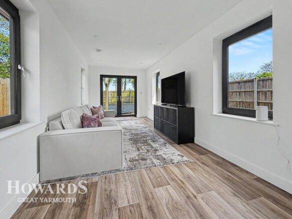 3 bed property, in Beach Road, £350,000
