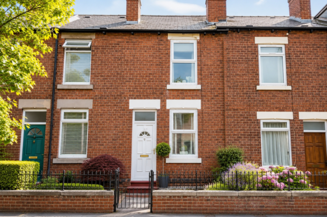 3 bed property, in Valley Road, £160,000
