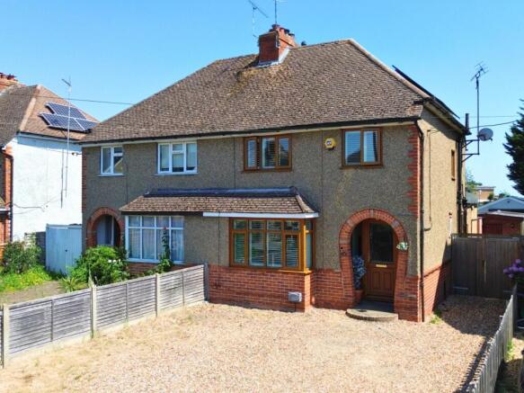 3 bed property, in Hillside Road, £600,000