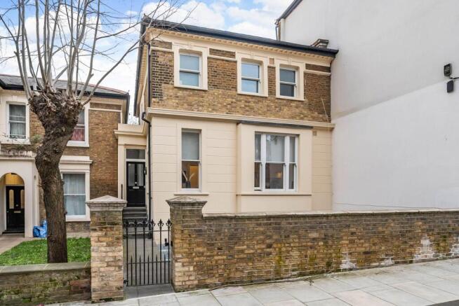 1 bed property, in Oxford Road, £350,000