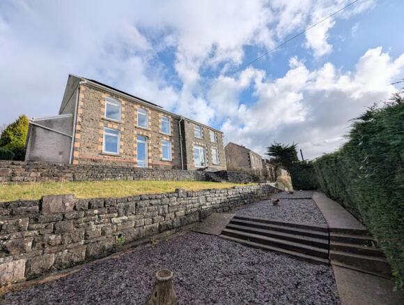 5 bed property, in Heol Maes Pica, £360,000