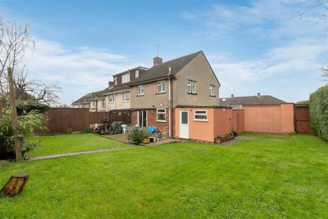 3 bed property, in Arundel Walk, £332,000