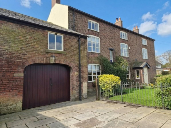 5 bed property, in Hall Cross Farm, £675,000