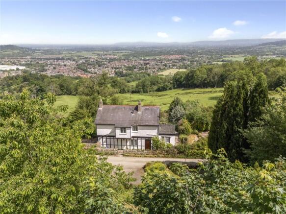 5 bed property, in Coopers Hill, £550,000