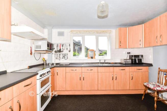 3 bed property, in Horseshoes Lane, £375,000
