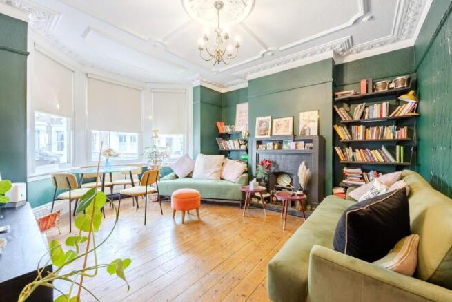 2 bed property, in Carlton Drive, £345,000