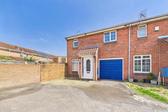 2 bed property, in Staples Close, £289,950