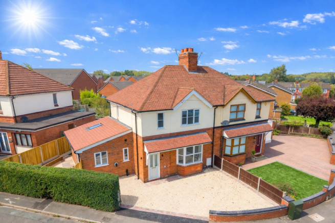3 bed property, in Park Estate, £325,000