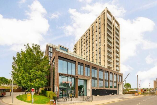 1 bed property, in Bollo Lane, £330,000