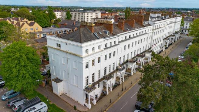 1 bed property, in Clarendon Square, £260,000