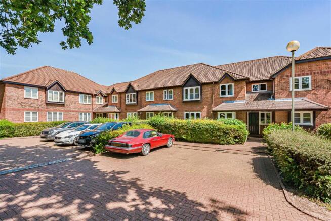 1 bed property, in Bengeo Meadows, £250,000