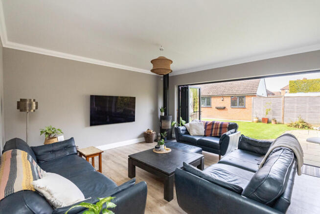 3 bed property, in Warwick Road, £750,000