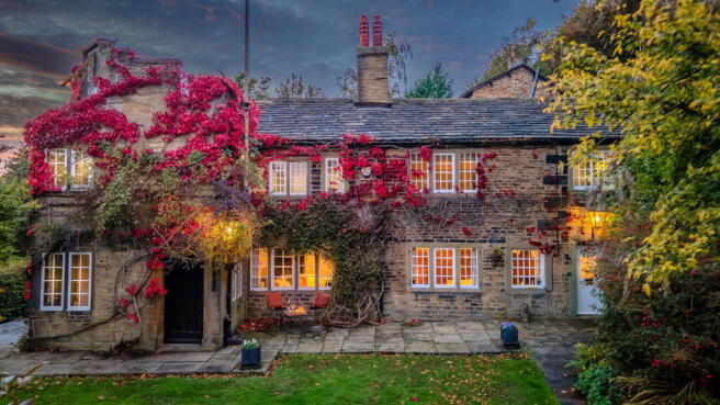 5 bed property, in The Cottage, £600,000