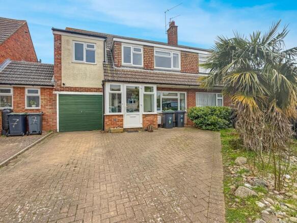 5 bed property, in Garden Fields, £425,000