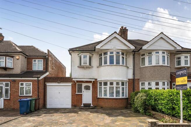 3 bed property, in Chestnut Drive, £695,000