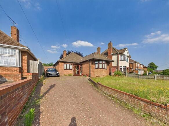 3 bed property, in Chesterfield Drive, £270,000