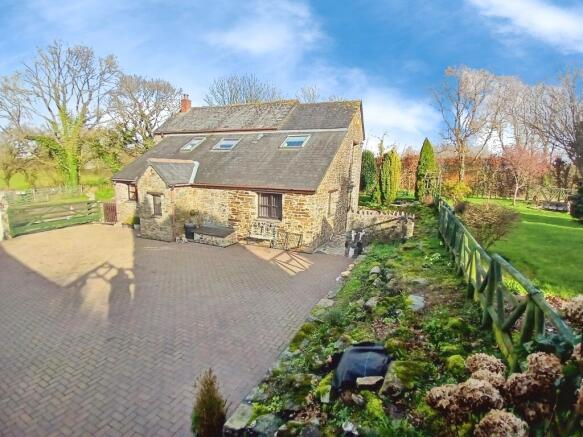 4 bed property, in Trematon, £725,000