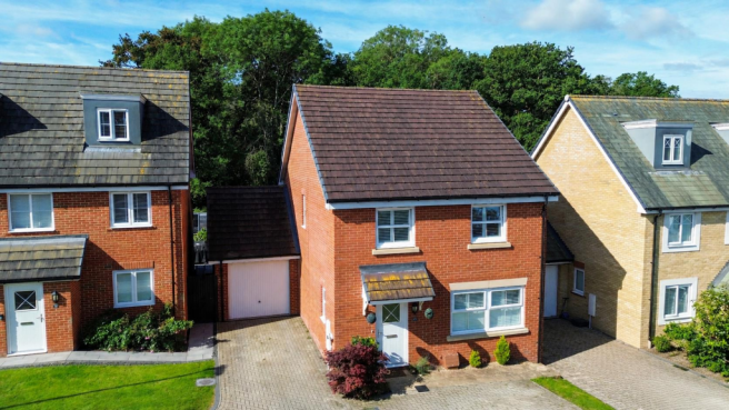 4 bed property, in Nugent Close, £625,000