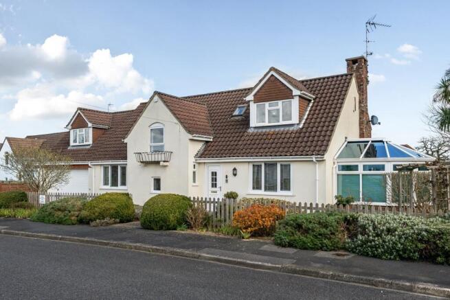 5 bed property, in Noel Close, £999,500