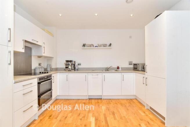 1 bed property, in Fulbourne Road, £350,000