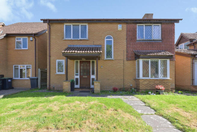 4 bed property, in Trentham Close, £440,000
