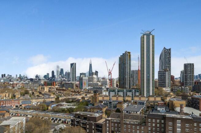 2 bed property, in Kennington Lane, £325,000