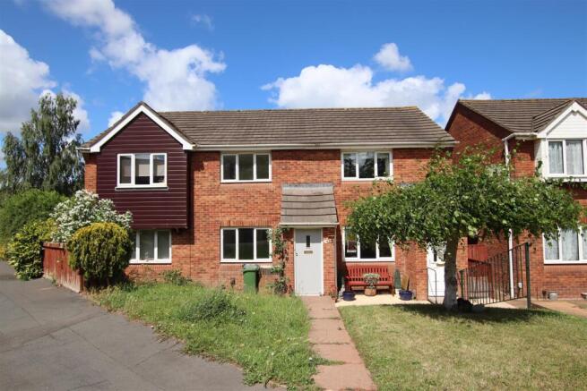 2 bed property, in Lichgate Road, £240,000