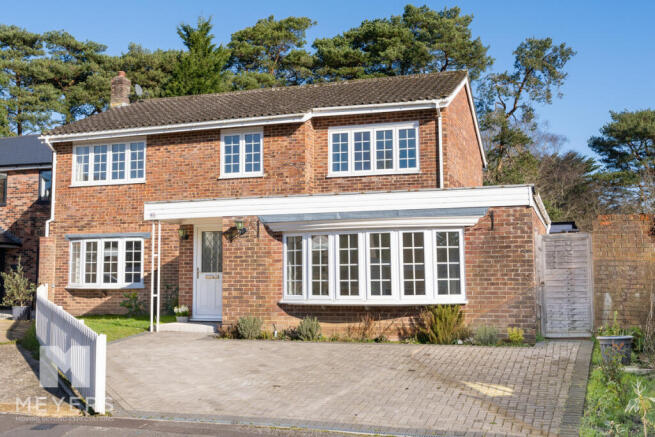 5 bed property, in Ivy Close, £700,000