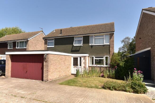 4 bed property, in Manor Drive, £450,000