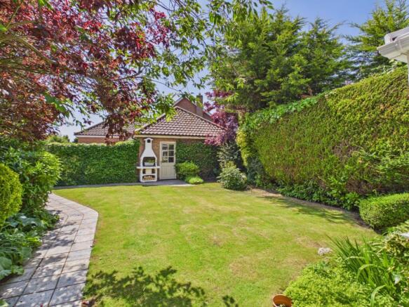 4 bed property, in Manor Green, £370,000