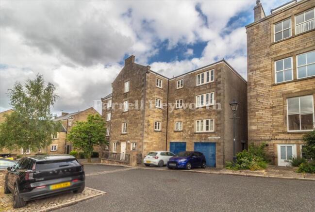 2 bed property, in Castle Park Mews, £190,000