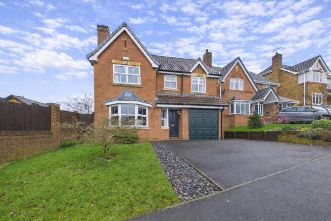 4 bed property, in Lodge Farm Chase, £385,000