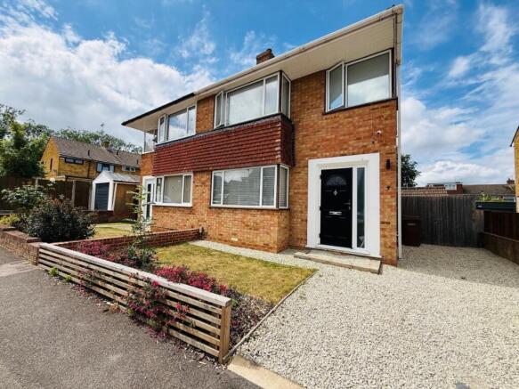 3 bed property, in Hinton Crescent, £375,000