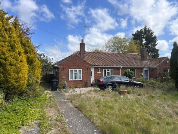 2 bed property, in Groveside, £140,000