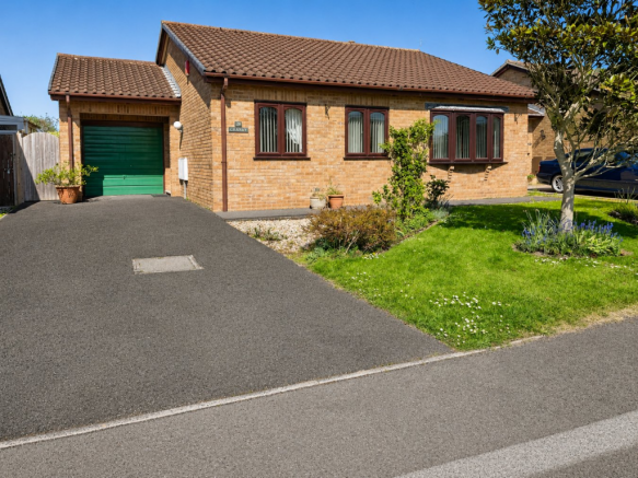 2 bed property, in Conway Crescent, £299,950