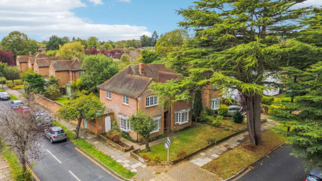 5 bed property, in Hallam Gardens, £1,050,000
