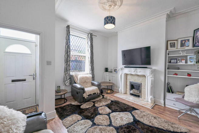 2 bed property, in Lowndes Street, £125,000
