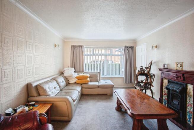 4 bed property, in St. Davids Drive, £240,000
