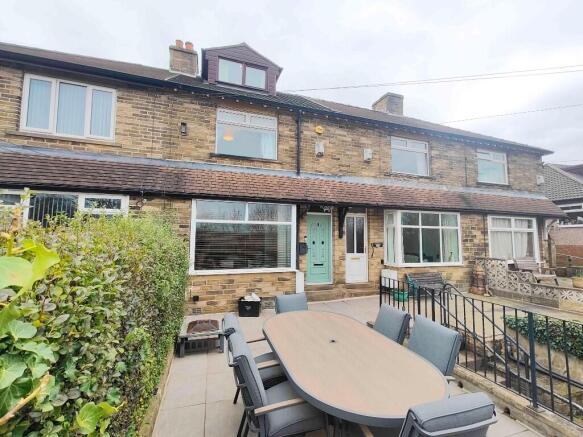 3 bed property, in Thornhills Lane, £275,000