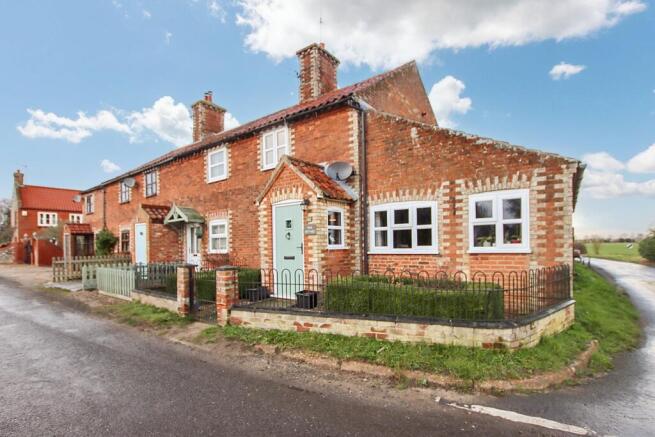 2 bed property, in Massingham Road, £325,000